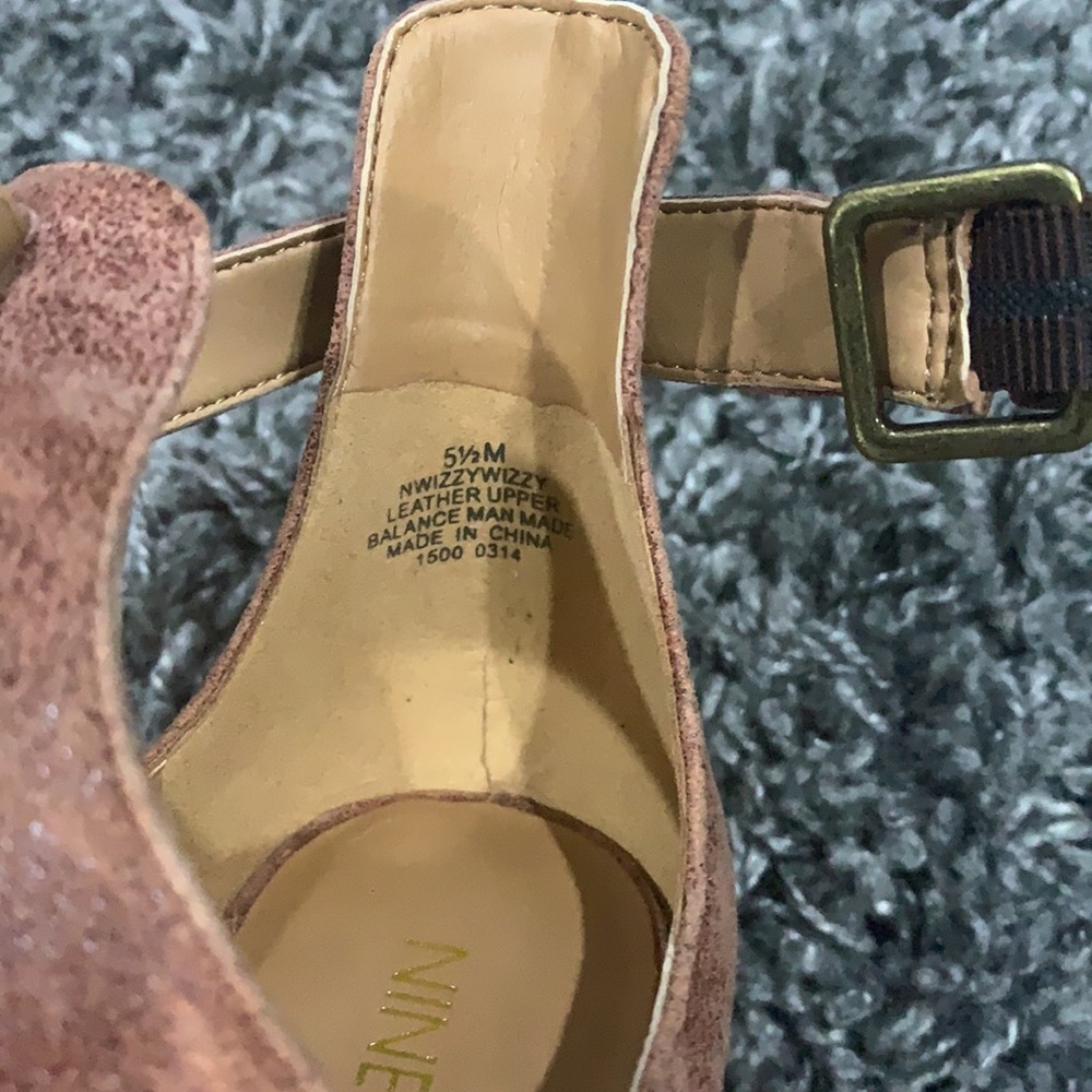 New in box! Nine West Izzy Wizzy Sandals in Cognac Leather - Picture 8 of 11